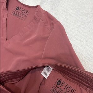 Figs Mauve V-Neck Scrub Set